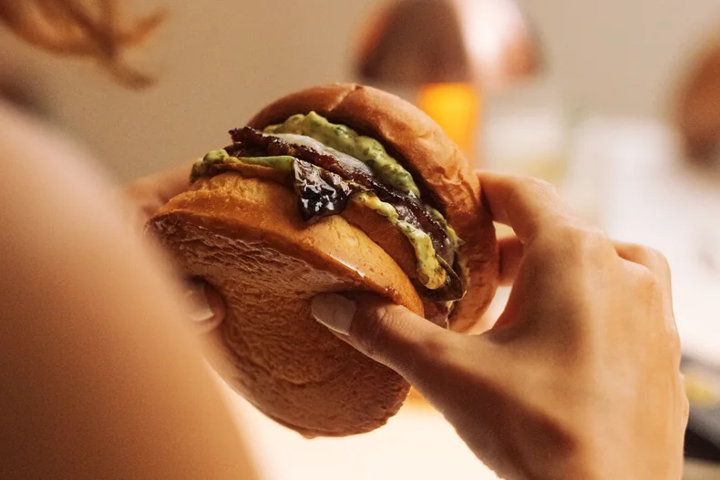 Servis anı: misafir The Nordic burgerini tutuyor