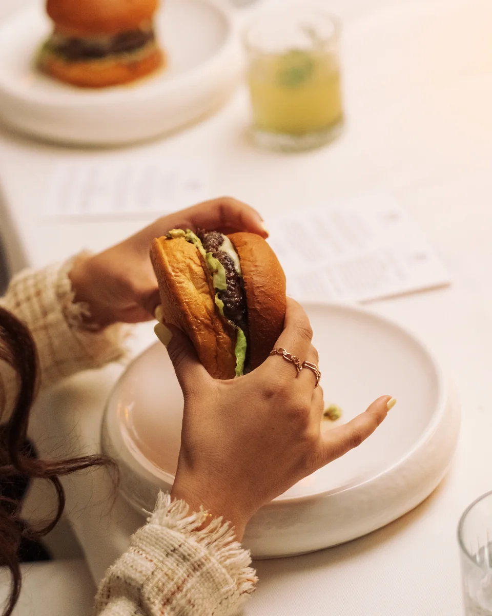 Misafir masada The Nordic burgerini tutuyor