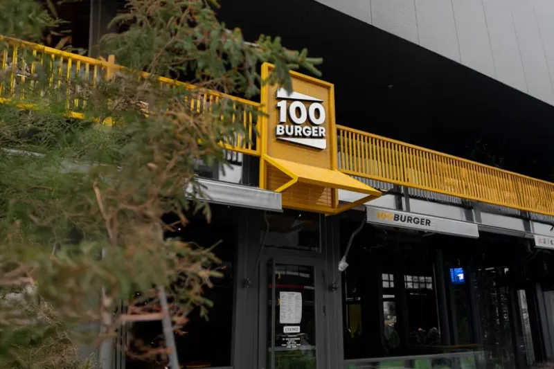 İncek Bulvar Loft şubesinin girişi ve tabelası