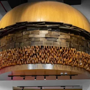 İncek Bulvar Loft şubesinde ahşap burger enstalasyonu