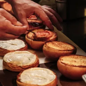 Mutfakta burger ekmekleri hazırlanıyor